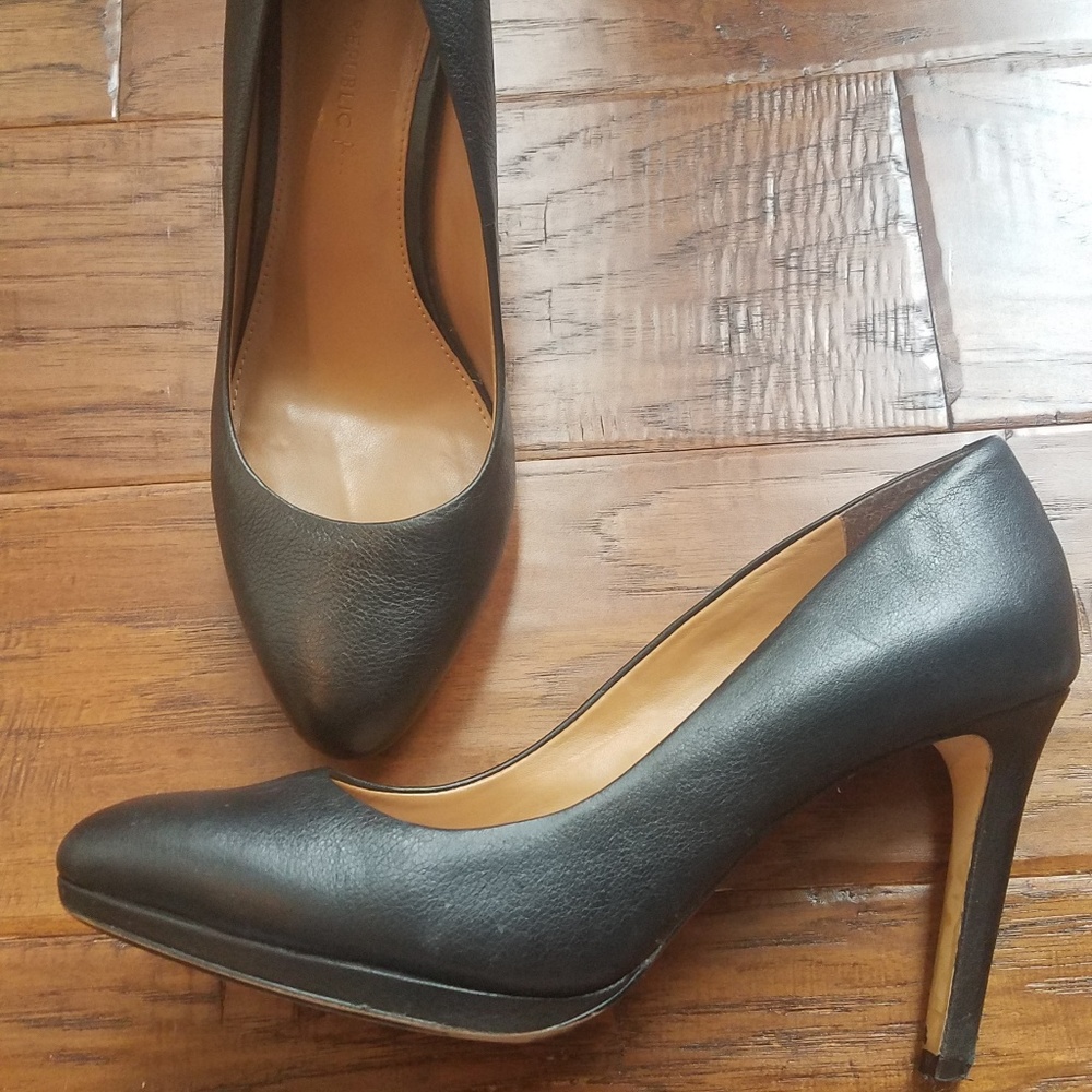 Leather high heel shoes.